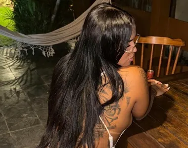 Imagens mostram o artista e a mulher sob diversos ângulos quentes