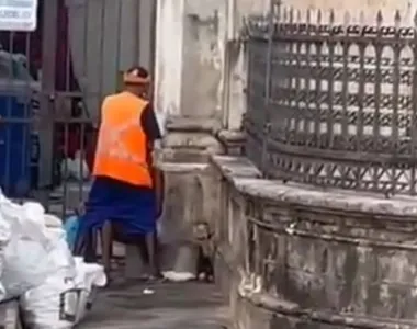 Cena constrangedora foi filmada por pessoas que passavam pelo local