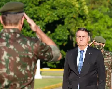 Jair Bolsonaro (PL) ao lado de militares
