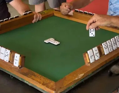 Homem é morto a tiros enquanto jogava dominó com os irmãos