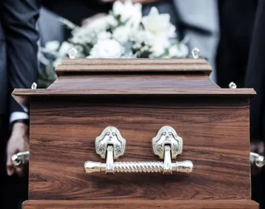 Caixão caiu de carro e foi parar no meio da rua