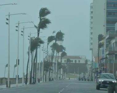 Devido o mau tempo, o dia na Barra parece noite