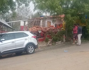 Caminhão destruiu o quiosque