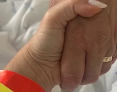 Esposa de cantor está na UTI