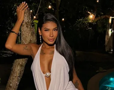 Pocah aparece com Arthur Pelagio em clima de romance no litoral da Bahia