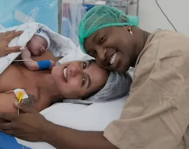 Carol Peixinho e Thiaguinho com o filhinho Bento