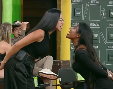 Elas chegaram a avançar uma contra a outra