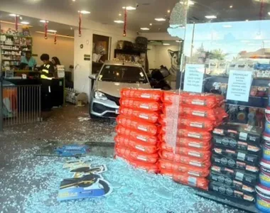 Carro invadiu mercado em Stella Maris