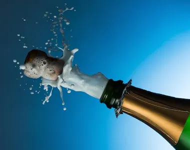 Estourar o espumante é tradicional no Réveillon