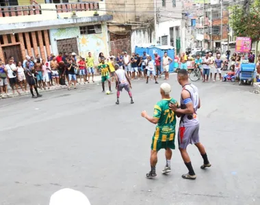 Golzinho na ladeira reúne multidão e movimenta o Curuzu em Salvador