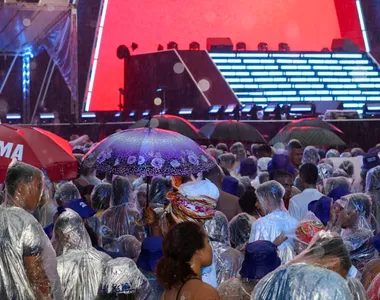Mesmo com forte chuva, público compareceu em peso no show do ‘GG’