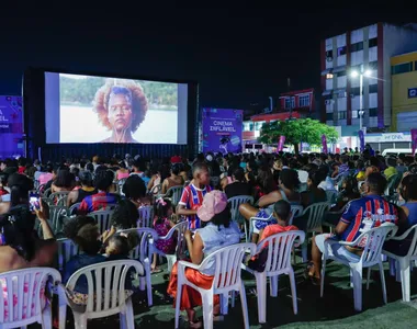 Várias pessoas foram assistir ao filme