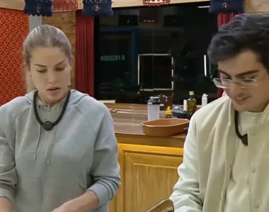 Dudu e Saory estão confinados em A Fazenda 17