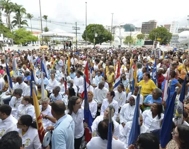 Fiéis se reúnem para celebrar feriado religioso