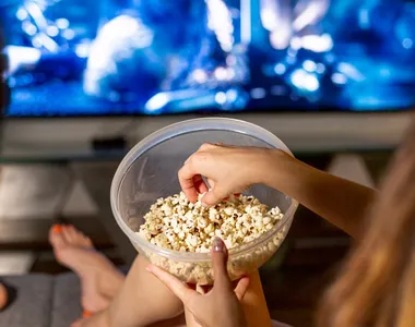 Prepare o balde de pipoca e comece a maratonar séries e filmes que abordam o submundo do crime