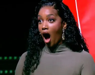 Cantora Iza causa ao surgir rebolando de fio-dental