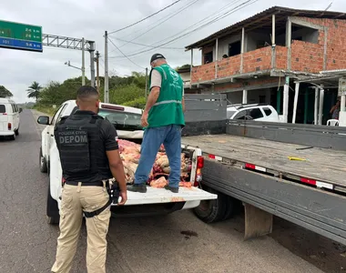 Carne foi apreendida quando estava sendo levada até o açougue