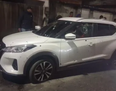 Carro foi crivado de balas