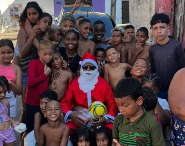 Papai Noel levou alegria e presentes pras crianças em Boa Vista do Lobato