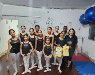 Cleide Santos conduz com maestria dezenas de bailarinas