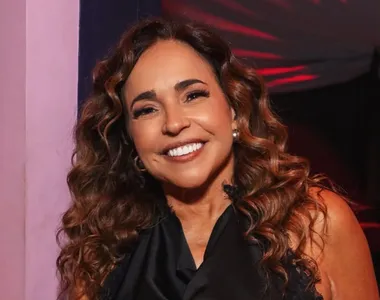 Cantora Daniela Mercury tomou banho de mar no Porto da Barra