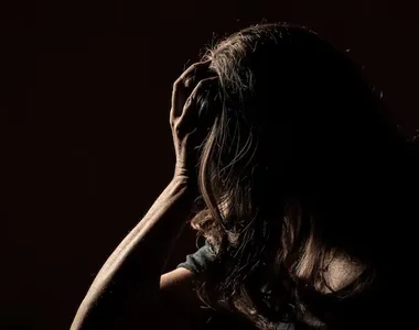 Mulher perdeu a linha e invadiu o local atrás de suposta rival amorosa