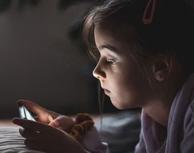 Menina é espancada pela mãe após olhar celular enquanto lavava louça