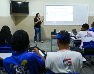 Professora Carmem Gouveia durante a aula