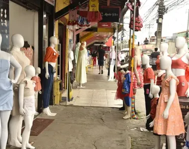 Lojas de rua e estabelecimentos em shoppings permanecem fechados nesta segunda-feira (20)