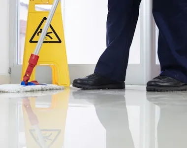 Suspeita trabalha como diarista e passou por uma autoridade policial