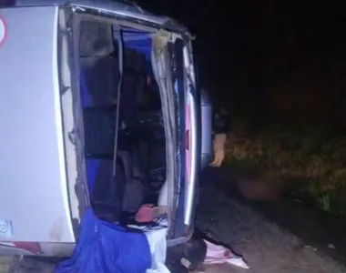 Micro-ônibus de Ipiaú tomba, é atingido por carreta e causa tragédia na BR-116