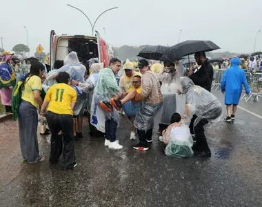 33 pessoa ficaram feridas após raio cair no local