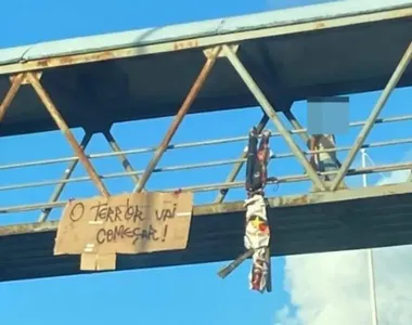 Em frente à Unijorge, um boneco foi pendurado de cabeça para baixo