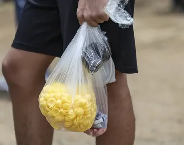 Estudante leva alimentos para prova do Enem
