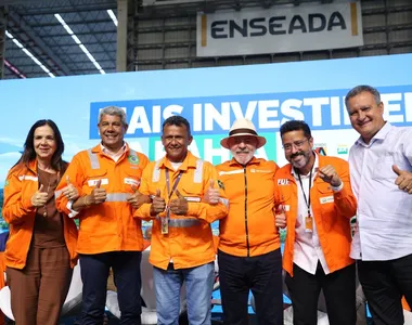 Primeira-dama Tatiana Velloso e governador Jerônimo; presidente Lula, entre os sindicalistas Bernardo Júnior Brasil e Deyvid Bacelar, e o ministro Rui Costa