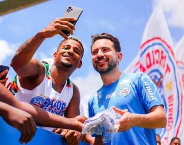 Everton Ribeiro, meia do Bahia, ao lado de um torcedor, durante treino aberto na Cidade Tricolor