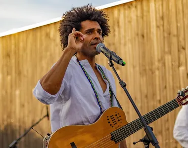 Wellington Dantas iniciou a carreira artística como Tom da Bahia