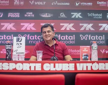 Fábio Mota em entrevista coletiva no Vitória