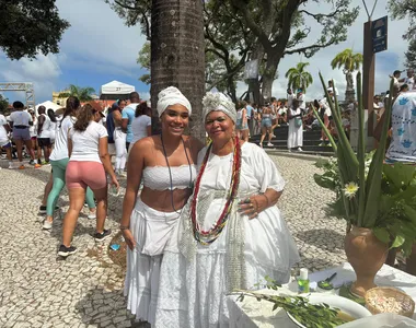 Na foto: Dona Maria e a neta