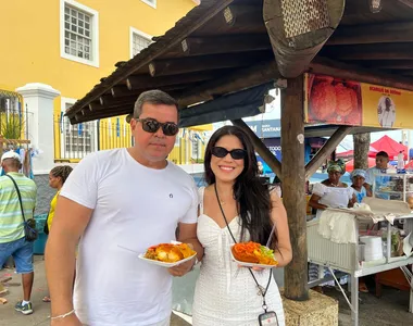 Casal aproveitou a oportunidade para tomar o café da manhã com acarajé