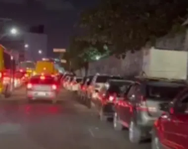 Fila no Ferry Boat na noite desta terça-feira (30)