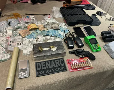 Um revólver calibre 38, munições e uma quantia em dinheiro também foram apreendidos