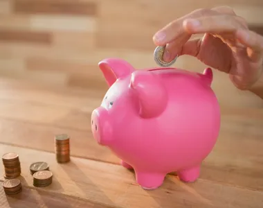 Economia da galera jovem vai para o porquinho