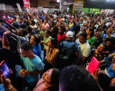 Milhares de pessoas colaram na Lapa para comemorar os 15 do Massa!