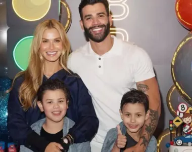 Gusttavo Lima ao lado dos seus filhos