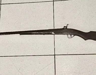 Espingarda encontrada na residência