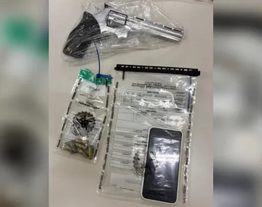 Revólver, munições e aparelho celular foram apreendidos