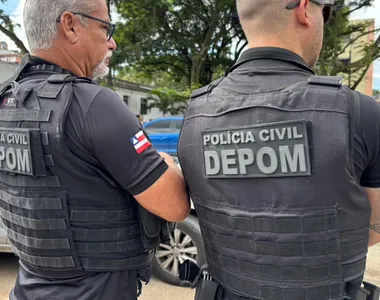 Os policiais também identificaram contra o suspeito um mandado de prisão preventiva