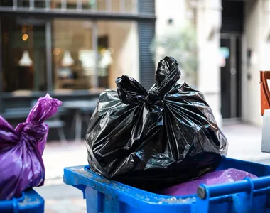 Sajmir dormia em uma lixeira quando o acidente aconteceu