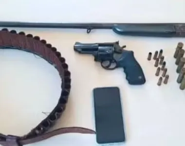 Armas de fogo e munições foram apreendidas com o idoso